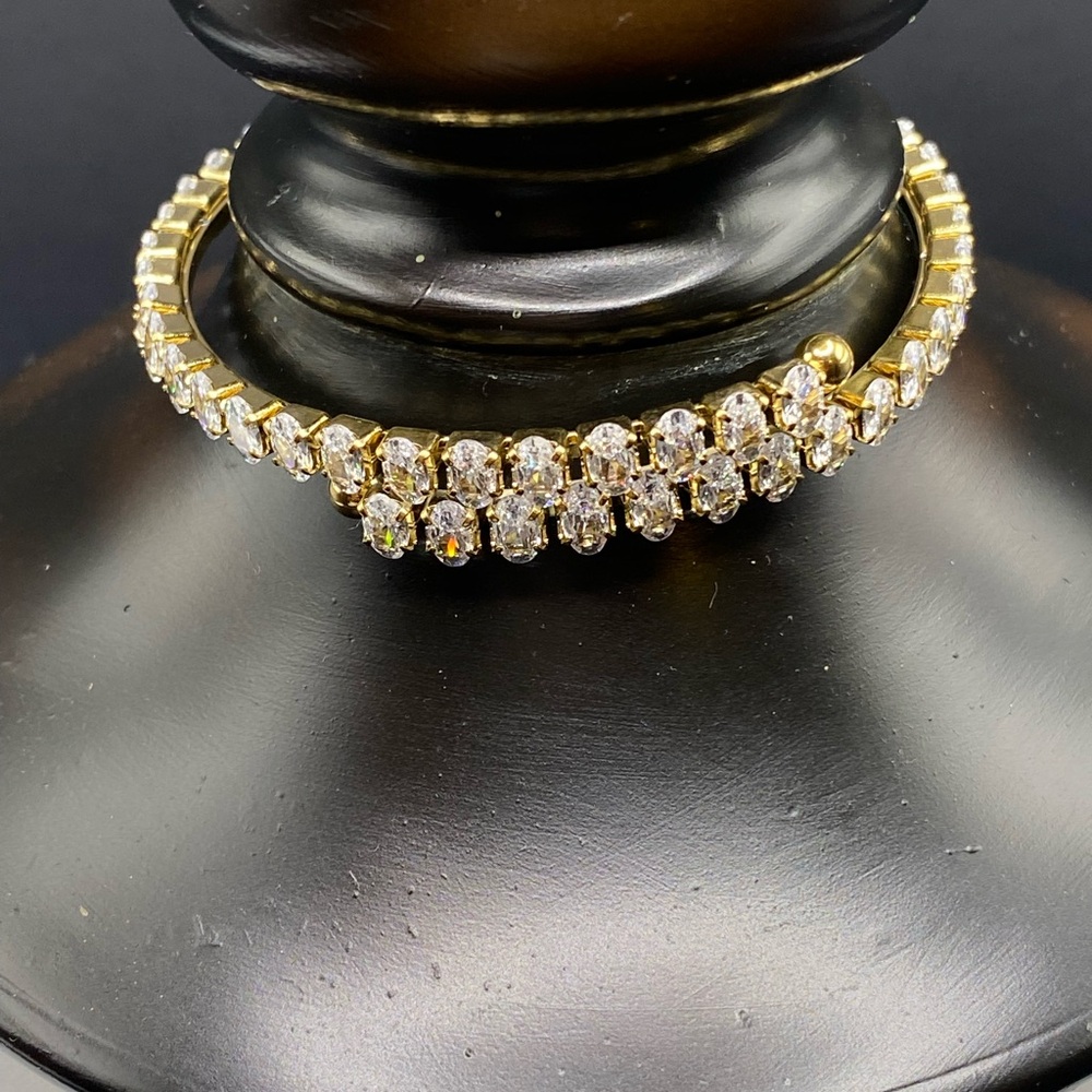 Elegant Gold and Crystal Bracelet